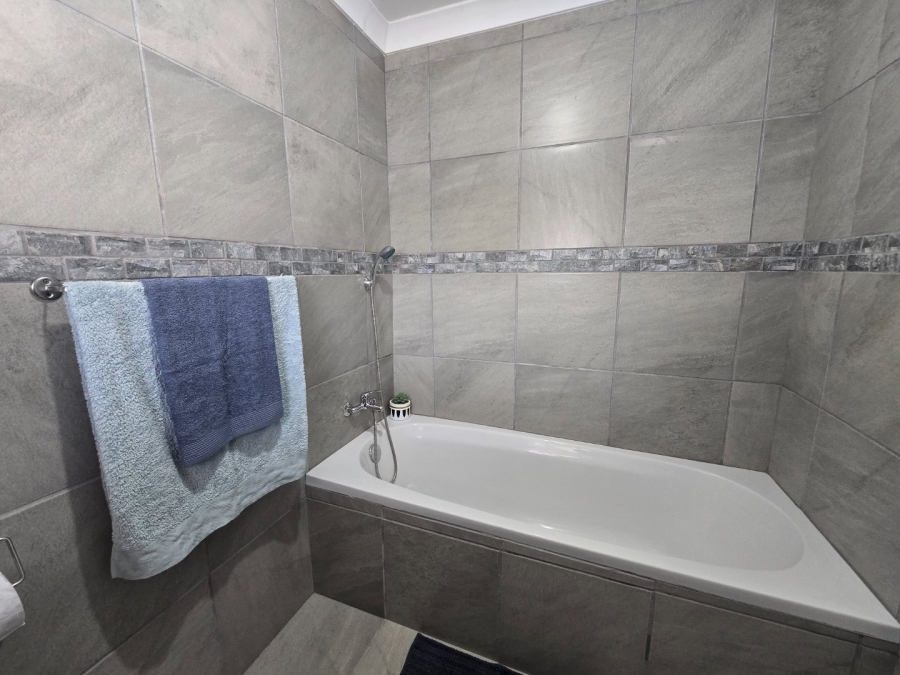 2 Bedroom Property for Sale in Pelican Park Western Cape